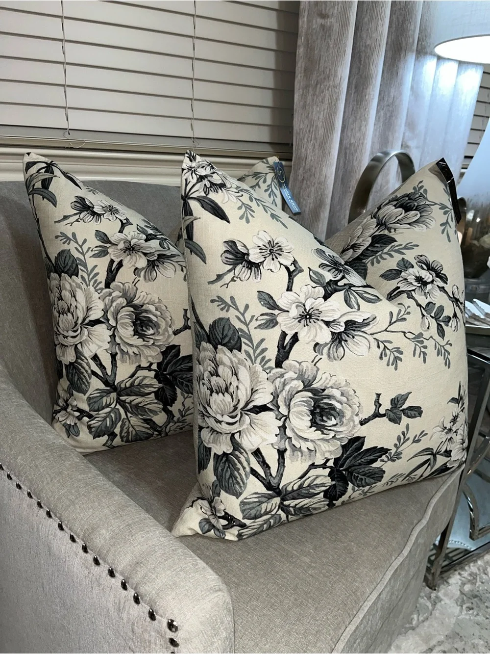 1-NWT SOHO STUDIO FLORAL DESIGN LUXURY DECORATIVE PILLOW
